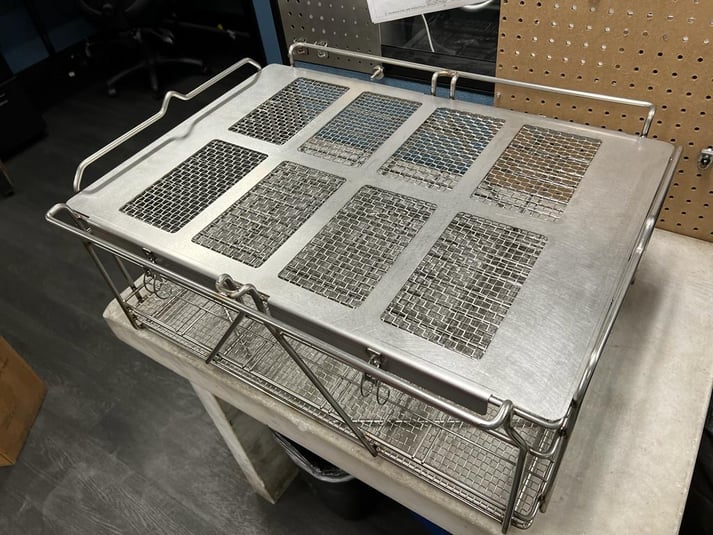 Part cleaning trays for aircraft maintenance